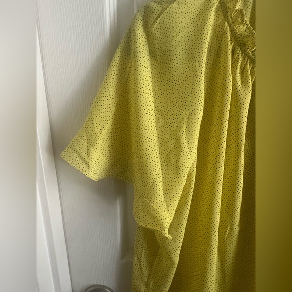 NWOT Liz Claiborne short sleeved blouse…nice yellow color…black dots…XL. - Picture 2 of 6
